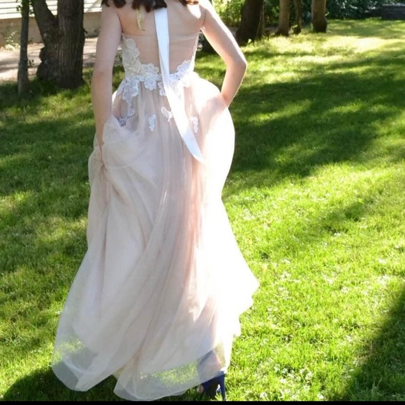 Women’s Gown - Picture 3 of 9